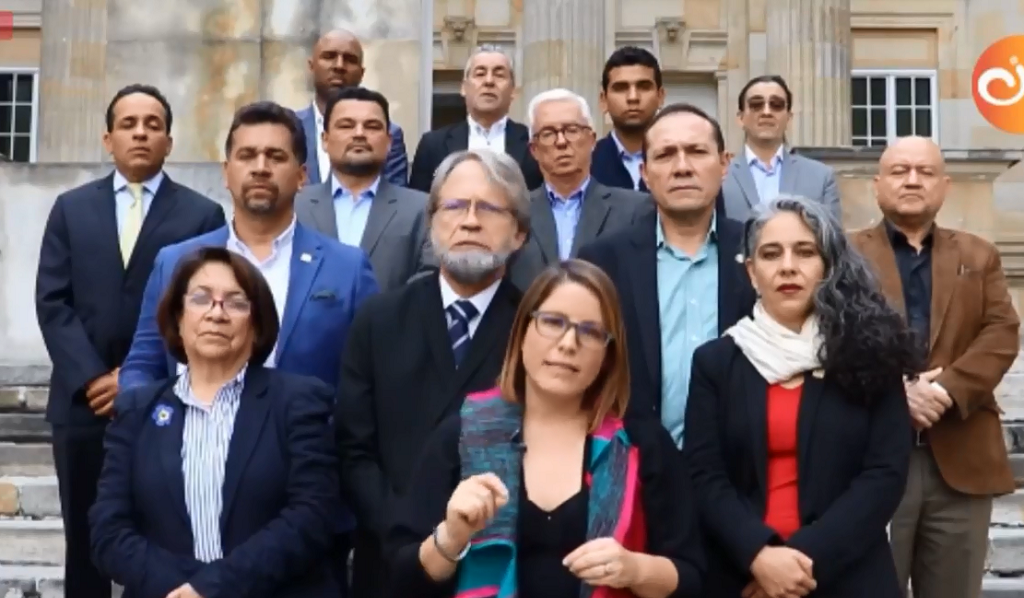 La Acción de Réplica fue liderada por la representante de la Alianza Verde Juanita Goebertus, quien  a nombre de sus colegas de oposición, al actual Gobierno, dijo que se deben respetar los acuerdos de paz y que no se genera un choque de trenes, entre otras críticas, al anuncio presidencial sobre las objeciones a lay estatutaria de la JEP.