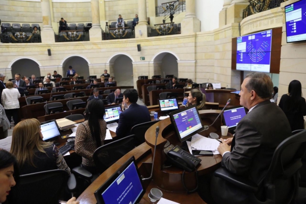 El tema de las listas cerradas para aspirar a las corporaciones públicas, se convirtió en el artículo más controvertido en el avance de la Reforma Política en el Senado de la República, hasta el punto que una subcomisión deberá buscar los mecanismos que permitan alcanzar acuerdos y eviten el fracaso de la iniciativa ya que es considerada la ‘razón y el corazón’ de dicha iniciativa cuyo objetivo es adecuar un nueva forma de hacer política para adecuar las instituciones en pleno desarrollo del posconflicto.