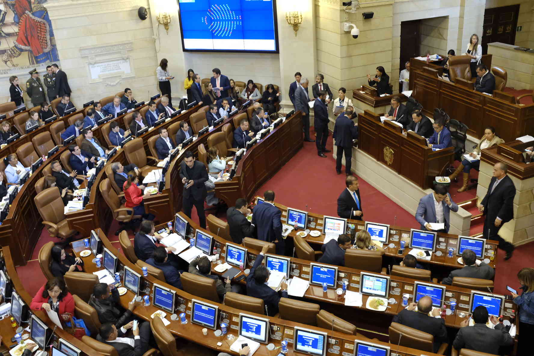 Después de tres días de extensas discusiones en la plenaria de la Cámara de Representantes, se aprobó el Plan Nacional de Desarrollo, “El Pacto por Colombia, Pacto por la Equidad”, y que fue acogido en su totalidad por el Senado de la República, de esa manera, el Congreso de Colombia cumple con aprobarle al ejecutivo a la denominada “hoja de ruta” del Gobierno del Presidente Iván Duque, que va hasta el 7 de agosto del 2022.