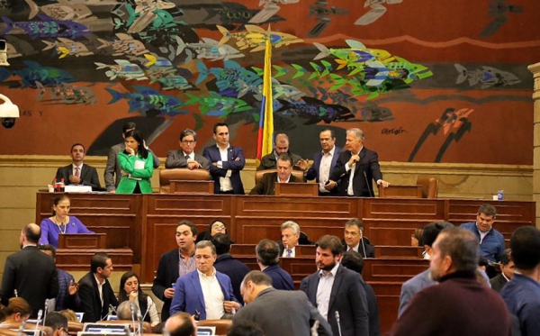 El Plan Nacional de Desarrollo, la hoja de ruta del programa de Gobierno del Presidente Iván Duque, pasó su primera prueba de fuego en el Congreso de la República, en medio de una tormenta y desazón, que desapareció cuando varios congresistas de Cambio Radical y del Partido Liberal, se hicieron presentes en el salón Elíptico del Capitolio Nacional, salvando la aprobación del informe de la ponencia mayoritaria, que abrió paso a la discusión y  votación del articulado, en medio de un desorden, pero que al final, lograron darle vía libre a su segundo debate en las plenarias de Cámara y Senado.
