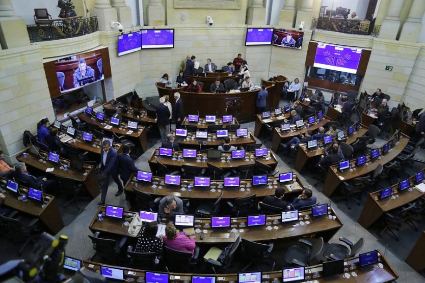 Así lo plantean más de 50 senadores quienes tienen lista una proposición para la plenaria virtual de la corporación, de este miércoles 13 de mayo, donde plantean que el Gobierno y Congreso, a través de un acuerdo nacional, permita a las dos ramas del poder público trabajar de la mano para superar las amenazas y el daño que trae a la nación la pandemia COVID-19.