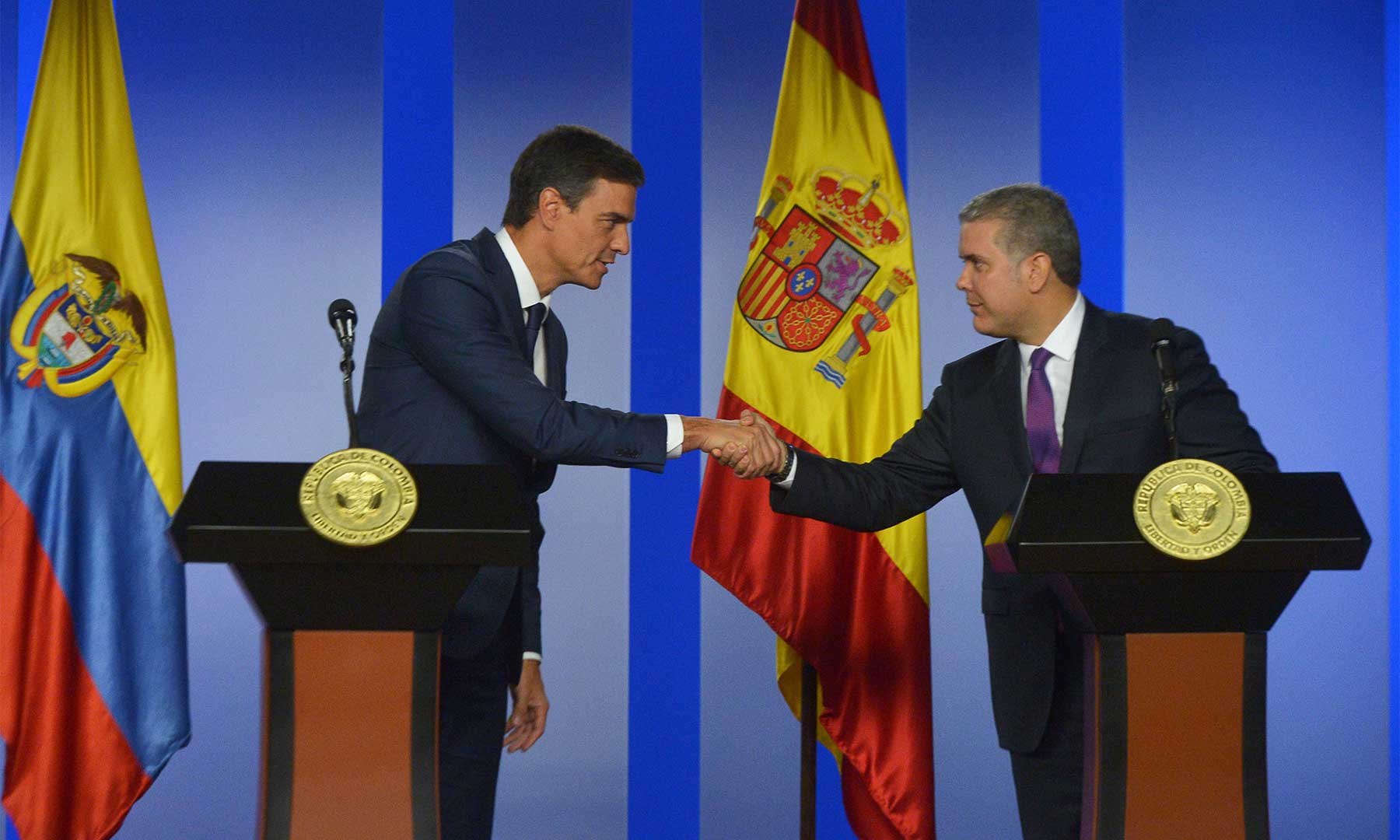 Entre tanto el Presidente Duque agradeció el respaldo ofrecido por el Presidente del Gobierno español a las iniciativas de la consolidación en Colombia de una paz basada en la legalidad.