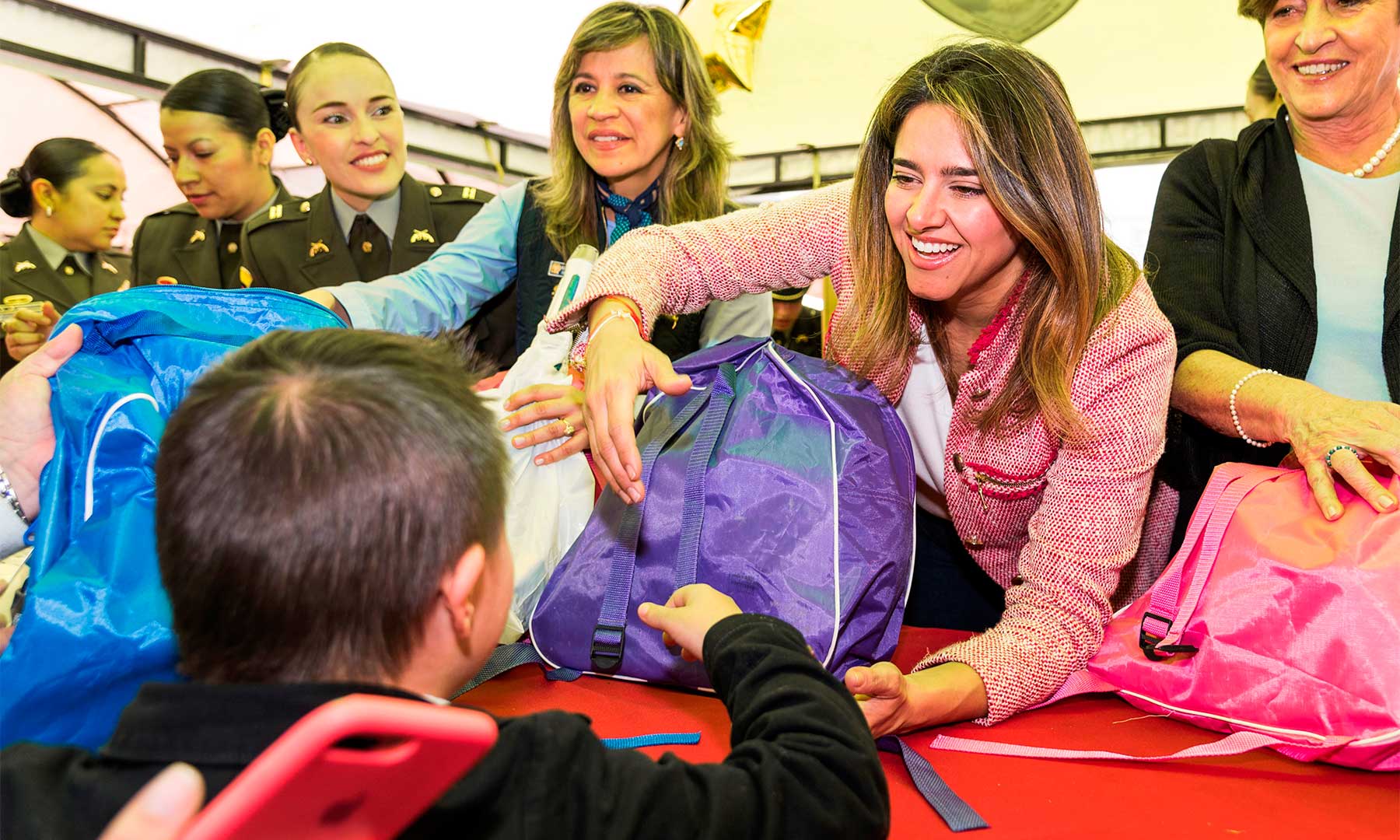 La Primera Dama, María Juliana Ruiz, se puso cita con 250 niños, hijos del personal uniformado, no uniformado y de prestación de servicio que labora en el Hospital Central de la Policía Nacional, espacio en el que celebraron el sexto día de la novena de aguinaldos.