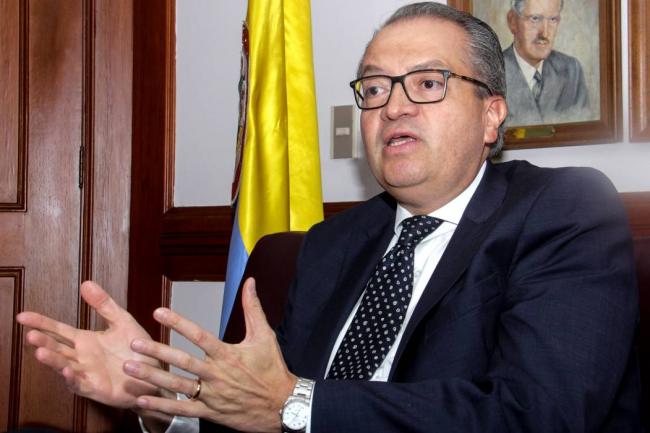 Por eso el jefe del Ministerio Público fue enfático en decirle al jefe de Estado de Colombia: “Señor presidente Duque ha dicho que quiere ser adalid de los grandes pactos y acuerdos de Colombia. Lo hemos creído, no pierda esta oportunidad de hacerlo, genere consensos, es hora de atender otras posturas. Convoque a las fuerzas vivas del país, y en diálogo social y con las victimas construya una agenda inmediata de ajustes y modificaciones a la JEP, si es que esto es necesario”.