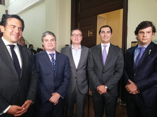 No habían pasado 24 horas de haberse aprobado en primer debate en la Cámara de Representantes, la prórroga del mandato a los gobernadores y alcaldes del país, cuando ya estaba armado el “Quinteto” que empezará a sonar en el Congreso de la República, para incidir y hundir dicha iniciativa en el Congreso de Colombia.