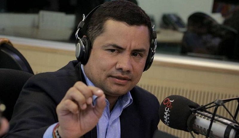 El consejero presidencial para la Seguridad Nacional de Colombia, Rafael Guarín, se refirió a la foto de los disidentes de las Farc y dijo que hace parte de una nueva estrategia de propaganda para ratificar más violencia e intimidación a las comunidades del territorio nacional, por eso fue contundente en señalar que “tarde o temprano caerán vivos o muertos”.