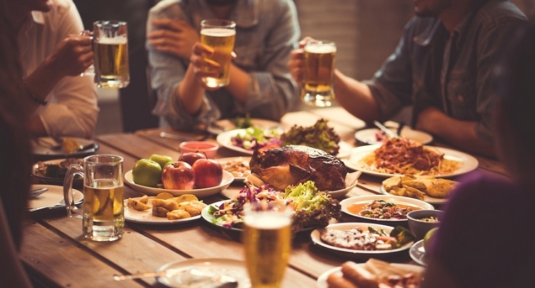 El Gobierno Nacional estableció rigurosas medidas  en la actividad social de los colombianos en las urbes, con unos protocolos de seguridad para controlar y disminuir el riesgo de contagio del covid-19. En los bares y restaurantes, usted puede ingerir licor, disfrutar de la gastronomía, escuchar música, pero sin bailar.