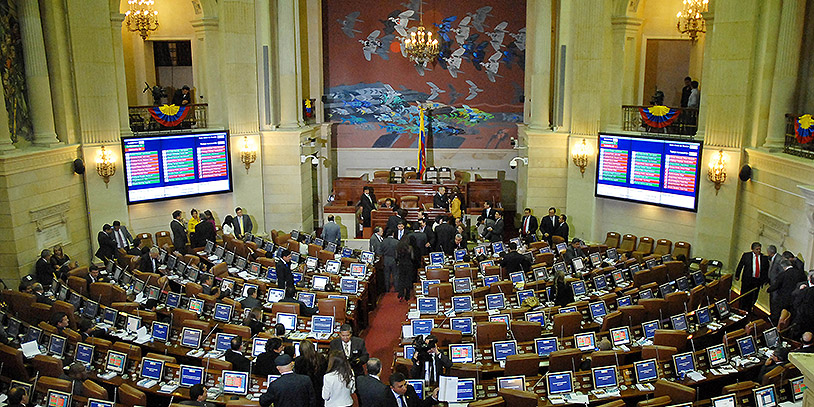 Las comisiones económicas del Congreso iniciaron en firme la discusión del Plan Nacional de Desarrollo, denominado Pacto por la Equidad, por la igualdad de oportunidades para todos los colombianos en condiciones de legalidad; pero sin embargo, esa iniciativa gubernamental que marca la hoja de ruta de los programas de Gobierno del Presidente Iván Duque durante sus cuatro años, desde que se radicó en el legislativo, le han llovido críticas de diferentes sectores, lo que llevará a los senadores y representantes, a abrir un álgido debate en el Capitolio Nacional.