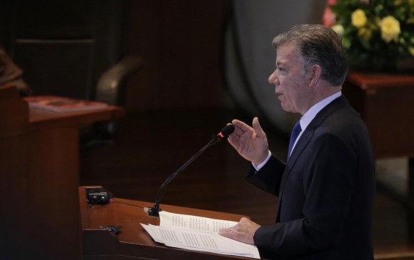 Ante la Corte Constitucional en una Audiencia sobre el Glifosato, el expresidente Juan Manuel Santos criticó al jefe de Estado de Colombia, Iván Duque Márquez,  por considerar la posibilidad de retomar el uso del glifosato para la lucha contra los cultivos ilícitos, por eso fue contundente en señalar que “la guerra es contra las drogas, no contra la gente”.