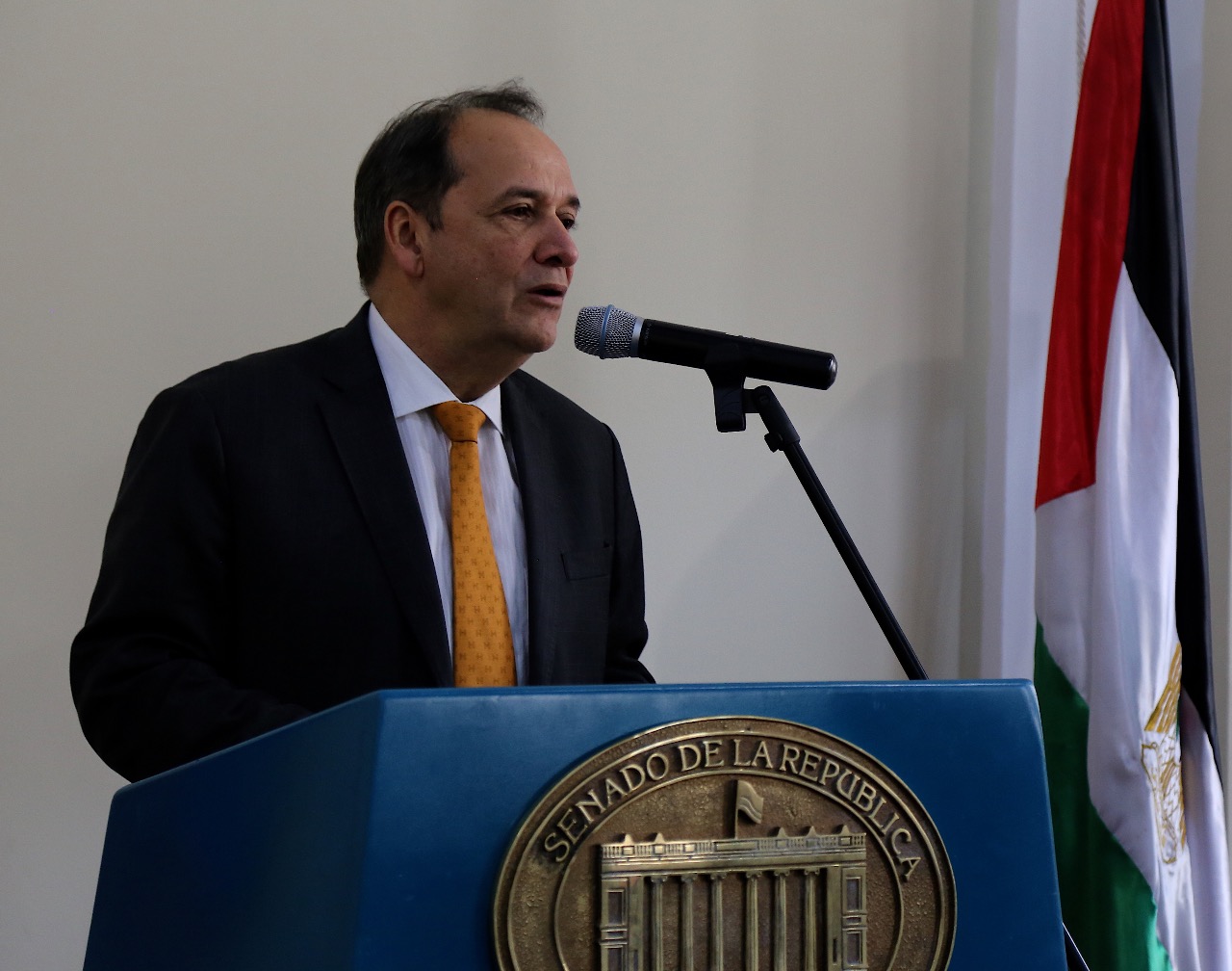 El Presidente de la Comisión II del Senado de Colombia, Jaime Enrique Durán Barrera, sostuvo que el siguiente paso que deben dar los Gobiernos de los países que reconocieron al Presidente de la Asamblea Nacional de Venezuela, Juan Guaidó, como Jefe de Estado encargado de los venezolanos, es el de revocar las delegaciones diplomáticas que representan en los distintos países a Nicolás Maduro, y reconocer a los funcionarios que designe el Presidente Guaidó, en contribución a un país que está en tránsito a restablecer su democracia.