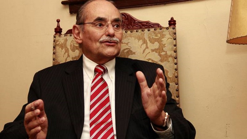 Agobiado por la tristeza que me embarga por la partida de un gran Jefe y amigo, como lo fue para mí el doctor Horacio Serpa Uribe, no puedo menos que deplorar tan sensible pérdida para el país, en momentos en los que se esperaba de él aún más de lo que ya había sido su entrega total, sin cálculos ni miramientos, a Colombia, que fue su divisa, por encima de toda bandería política, no obstante ser él, como diría José Saramago, un Político hormonal.