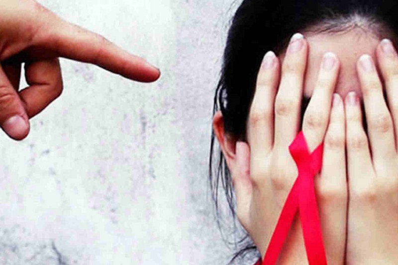 De acuerdo con el Programa Conjunto de Naciones Unidas sobre el VIH/SIDA (ONU SIDA) existen al menos 20 países, territorios y áreas donde se impone algún tipo de restricción discriminatoria a la entrada, estancia y residencia de quienes viven con VIH.