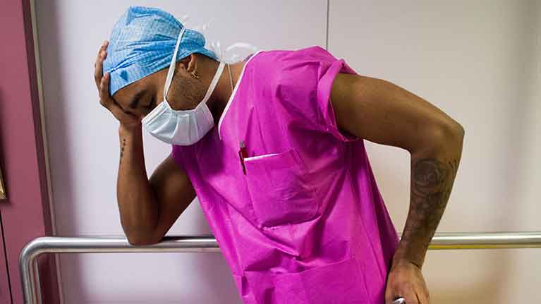 La Organización Internacional del Trabajo, OIT, hizo un llamado a los gobernantes de las naciones a abrir el debate que logre establecer medidas que permitan la protección de la Salud Mental de los trabajadores de la salud que han doblado sus esfuerzos laborales para atender pacientes del Covid 19 en todo el mundo.