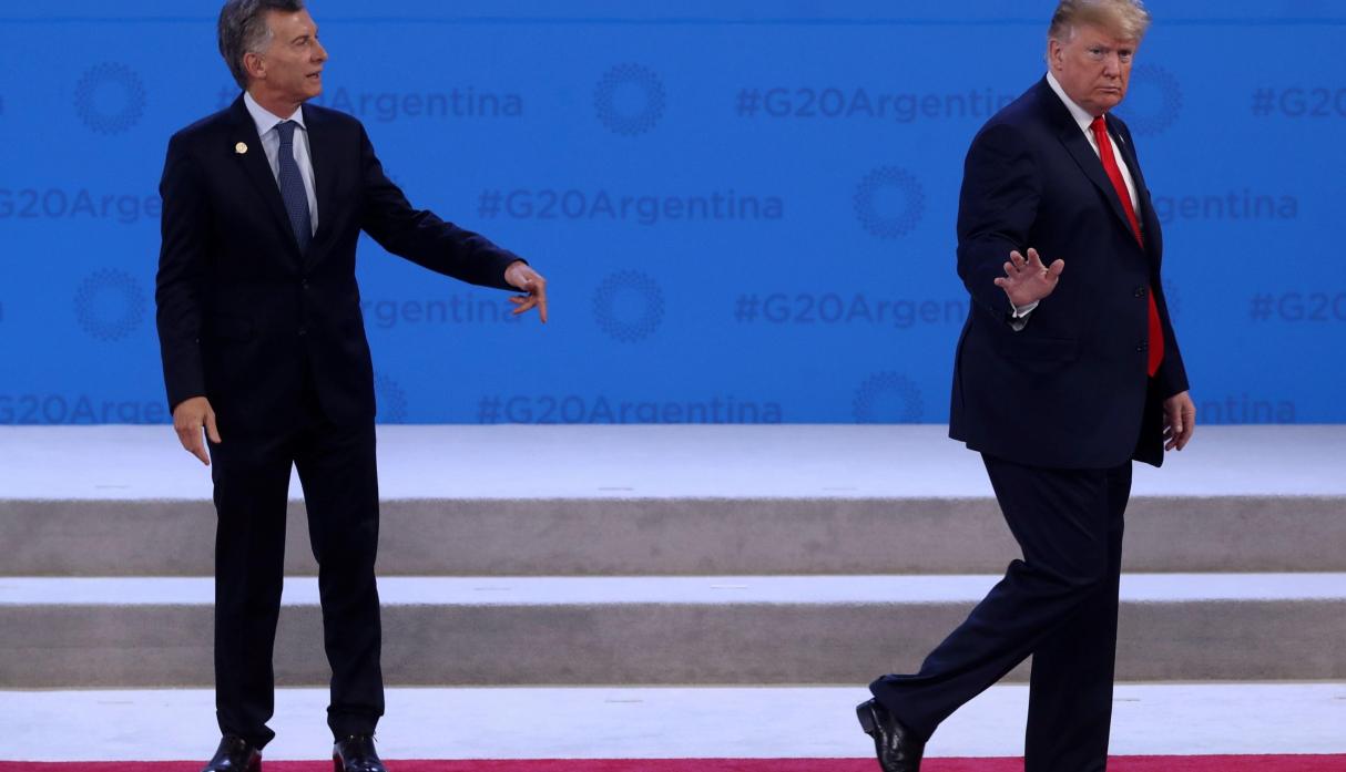 De acuerdo a las imágenes que le dieron la vuelta al mundo, Trump pasó a toda velocidad saludó a su par argentino y siguió de largo. Macri se quedó parado y haciendo señas para que volviera, pero no consiguió que el mandatario estadounidense regresara.