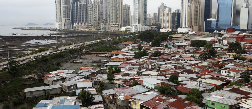 América Latina y el Caribe disfrutan, casi en general,  de niveles de desarrollo humano altos, pero cuando se ajustan por Desigualdad, el valor regional cae un 21,8%, sobre todo debido a la inequidad en la distribución de los ingresos.