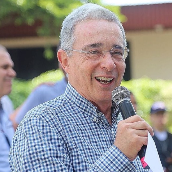 Después de más de dos meses de cumplir detención domiciliaria en su finca El Ubérrimo en el departamento de Córdoba, procesado por los delitos de soborno en actuación penal y fraude procesal, el expresidente de la república y ex senador Álvaro Uribe Vélez, quedó libre, cuando la juez 30 de garantías de Bogotá, Clara Ximena Salcedo, decretó su libertad.