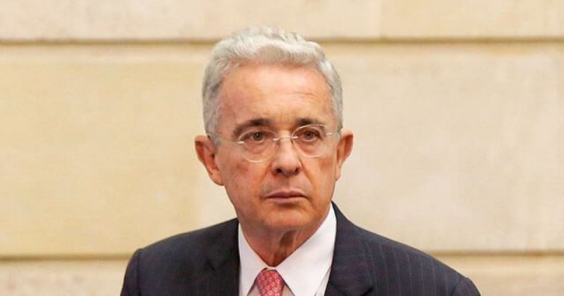 El expresidente y jefe natural del Centro Democrático, Álvaro Uribe Vélez, sigue mandando dardos al equipo económico del Gobierno respecto a la Reforma Tributaria que radicó a consideración del Congreso. Nuevamente hizo un llamado para salvar la iniciativa a través de un consenso con los ponentes.