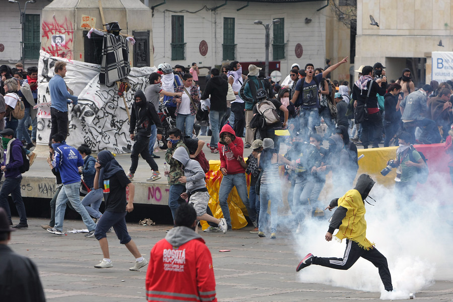 Un derecho fundamental consagrado en la Constitución Política, la protesta, se está deslegitimando por vándalos que se aprovechan de las manifestaciones de los sectores sociales, para destruir, por las vías de hecho, las infraestructuras arquitectónicas  y el espacio público, poniendo en peligro no solo la paz ciudadana, sino la estabilidad institucional y democrática del país.
