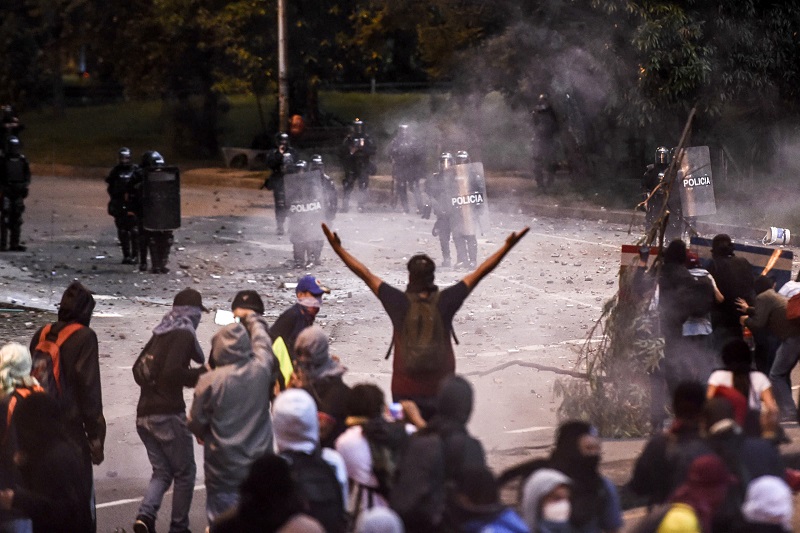 La magistrada del Tribunal Administrativo de Cundinamarca, Nelly Yolanda Villamizar de Peñaranda, a través de una Acción de Tutela, ordenó al Presidente de la República, los ministros del Interior y Defensa, la Fiscalía, la Alcaldía y la gobernación de Cundinamarca, que establezcan una Mesa de Urgencia y se pronuncien con soluciones para evitar la violencia que se ha desatado entre la Fuerza Pública y la población civil en el territorio nacional.