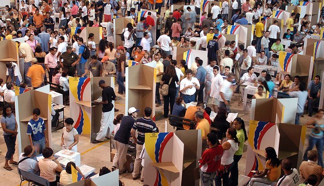 En Colombia ha tomado carrera, aquel adagio que dice: “el que escruta elige”. Algunos lo han reevaluado por “el que encuesta elige”. La verdad es que nuestro sistema electoral es tan frágil, que para nadie es un misterio, que en la organización electoral se ganan y se pierden elecciones. Aunque ello, no es culpa absoluta del Consejo Nacional Electoral y de la Registraduría Nacional del Estado Civil. Aparte de ellos, en los debates electorales intervienen los Partidos y Movimientos Políticos, grupos significativos de ciudadanos y lógicamente sus candidatos, como actores principales.