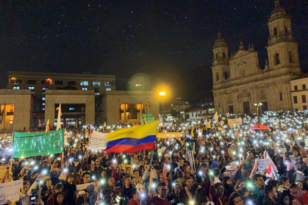 Las principales calles de las capitales y municipios de Colombia, se dieron cita para que a través de una marcha, miles y miles de ciudadanos protestaran por las objeciones a seis artículos del proyecto de ley Estatutario de la Jurisdicción Especial para la Paz, tema que será nuevamente debatido en el Congreso de la República, pero que en todo caso, dicho texto legislativo, regresará a la Corte Constitucional para establecer su exequibilidad. 