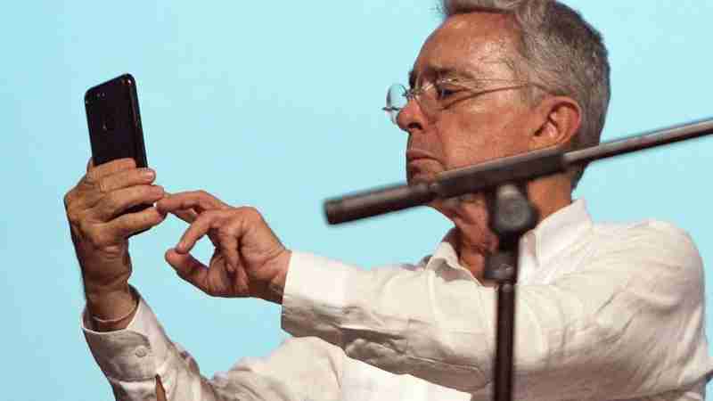 Uribe entre trinos y su renuncia