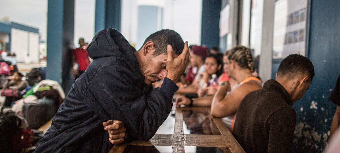 La Agencia de la ONU para los Refugiados (ACNUR) y la Organización Internacional para las Migraciones (OIM) piden a Ecuador y Perú que garanticen que los venezolanos, que necesitan protección, puedan ingresar al país, aunque no tengan pasaporte, porque estas naciones les exigirán este requisito para ingresar. Más de 5000 venezolanos siguen abandonando su país a diario.