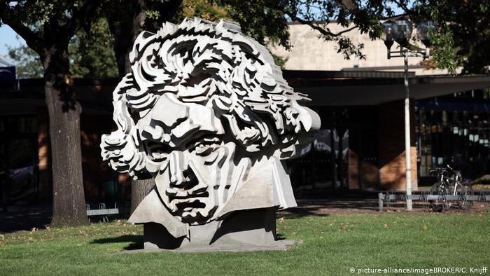 Cuando murió, en 1827, Ludwig van Beethoven sólo había escrito unas cuantas notas de la que iba a ser su décima sinfonía. Un equipo de musicólogos e informáticos la están completando con ayuda de la Inteligencia Artificial.