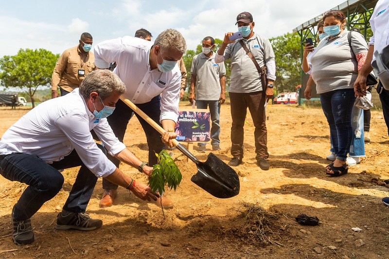 En Tierralta, municipio de Córdoba cercano al Parque Nacional Natural Paramillo, el presidente de la República Iván Duque sembró el árbol número 50 millones de todos los plantados en el país.