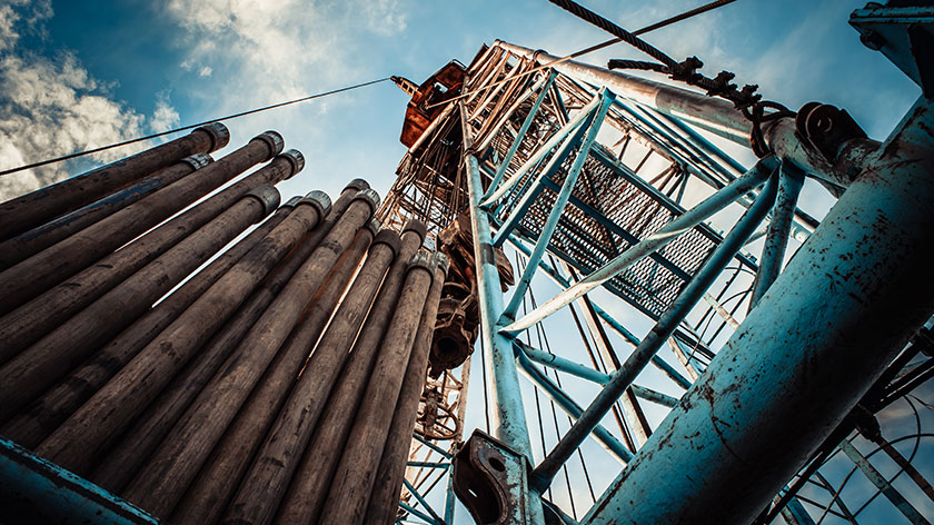 Desde febrero del 2018, la Agencia Internacional de Energía (AIE) avizora que la producción petrolera de esquisto en EE.UU. convertirá a esa nación en el mayor productor de petróleo del planeta, superando, incluso a Rusia y Arabia Saudí. 