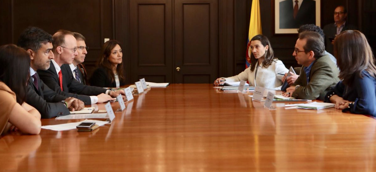 El Ministro de Agricultura y Desarrollo Rural, Andrés Valencia Pinzón, se reunió con el nuevo Director del Banco Mundial para Colombia, Ulrich Zachau, con quien analizó los posibles frentes de trabajo en materia de cooperación, financiamiento, desarrollo rural y asistencia técnica, entre otras acciones. 