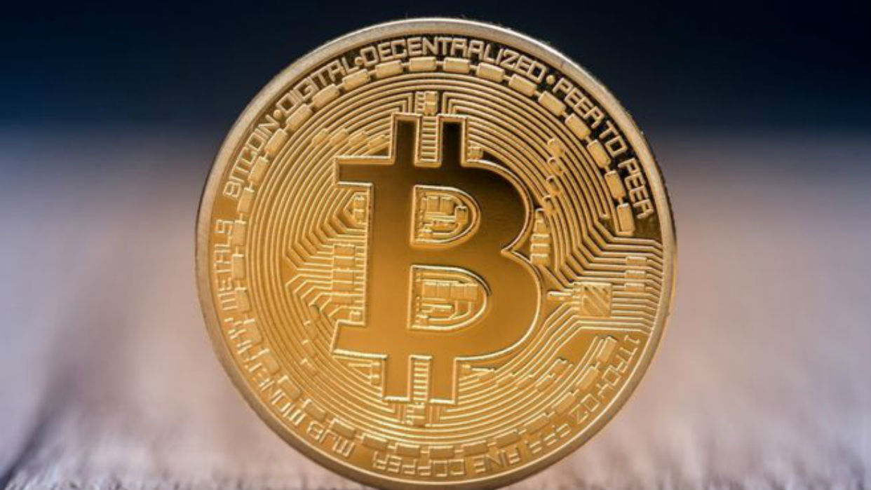 El 31 de octubre de 2008 nacía, con una intención claramente política, el Bitcoin, la primera moneda virtual descentralizada. Diez años después, esta criptomoneda alimenta un complejo ecosistema pero sigue sin convencer en las altas esferas económicas. Cuando se habló de él por primera vez hace diez años, el Bitcoin nacía con una visión política. 