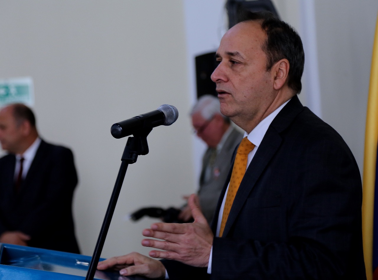 La decisión del Presidente de la Agencia Nacional de Hidrocarburos, Luis Miguel Morelly, de iniciar el proceso para la asignación de 20 áreas petroleras en el territorio nacional, “es un gran paso en las políticas de exploración para asegurar el mejor futuro en materia mineroenergética en Colombia”, aseguró el Presidente de la Comisión de Relaciones Exteriores del Senado Jaime Durán Barrera.