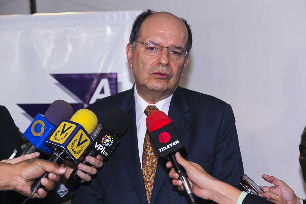 El convenio de cooperación fue suscrito, en la ciudad de Caracas por el Secretario Permanente del SELA, Javier Paulinich y el Secretario General del CLAD, Francisco Velásquez, durante la etapa ministerial de la XLIV Reunión del Consejo Latinoamericano del SELA.