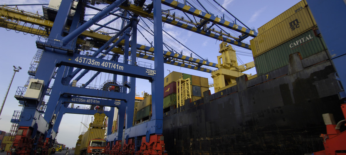 La inversión extrajera directa, uno de los motores de la economía global, se redujo 41% en el primer semestre de 2018, sin que los países en desarrollo se hayan visto afectados, ya que la caída ocurrió principalmente en las economías industrializadas. Gran parte del retroceso se debe a la repatriación de capital por parte de las empresas estadounidenses.