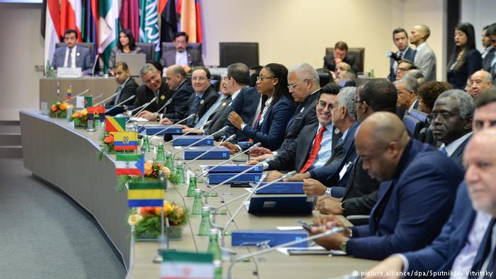 Con el recorte de producción de crudo, los países quieren frenar la caída de los precios petroleros, que se ha desplomado en casi un 30% desde comienzos de octubre de 2018.