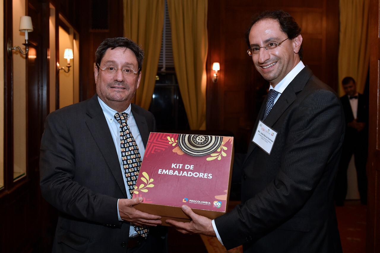 La Estrategia de Promoción de Colombia se inició con el embajador en Estados Unidos, Francisco Santos, quien recibió un ‘Kit de Bienvenida para Embajadores’, con material promocional de la Marca País e información a la medida de las relaciones comerciales entre los dos países, destacando ese importante proceso de crecimiento comercial. 