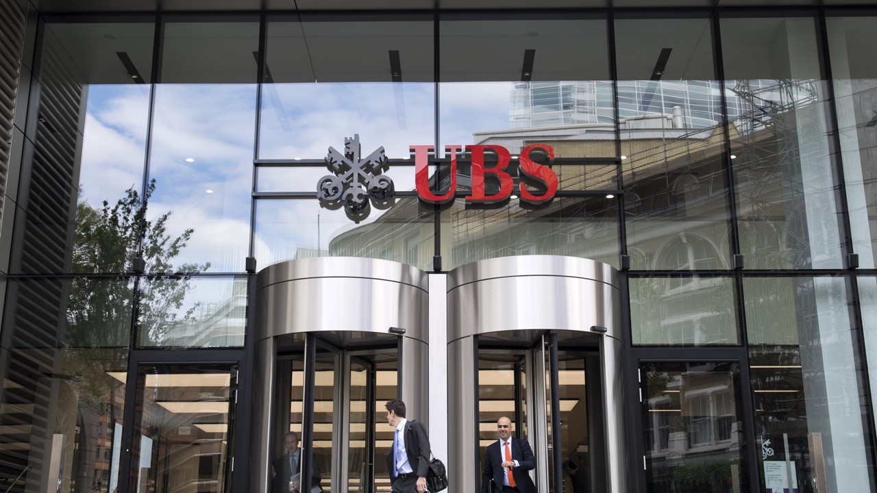 Un reporte elaborado por el banco suizo UBS y la consultora PwC asegura que los multimillonarios del mundo son cada vez más ricos, al punto que durante 2017 la riqueza de los más acaudalados registró un incremento récord del 19%, hasta alcanzar los 7,8 billones de euros, una cantidad de dinero que se divide entre las 2.158 personas con mayores fortunas del planeta.