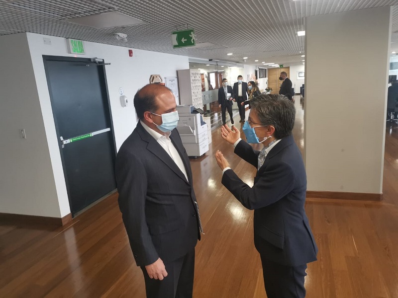 El defensor del pueblo Carlos Camargo Asís y la alcaldesa de Bogotá, Claudia López