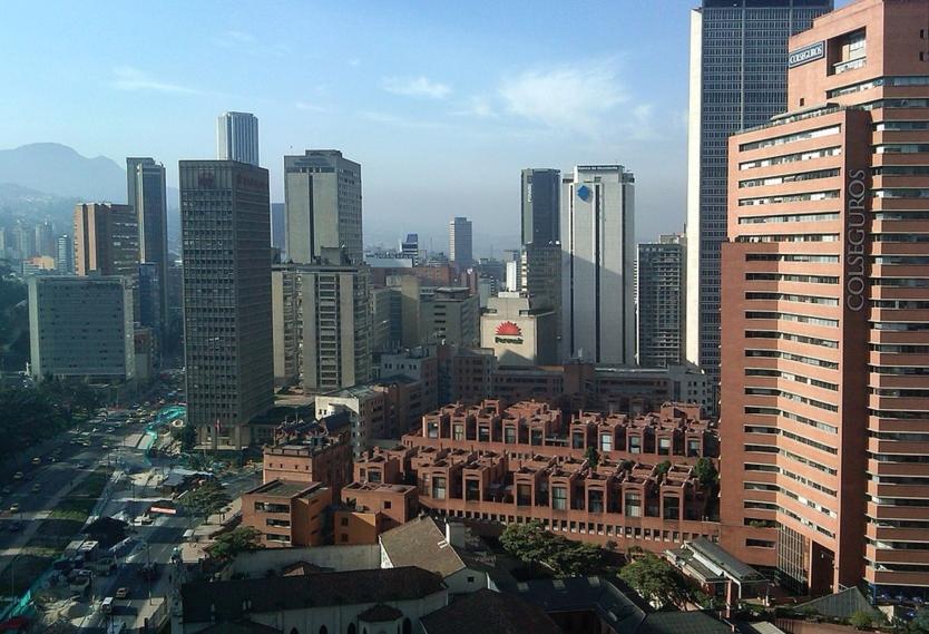 La Administración Distrital de la capital de la República, decidió este domingo levantar el pico y placa extendido para carros y motos, por el mejoramiento de la calidad del aire ambiente en la ciudad.    
