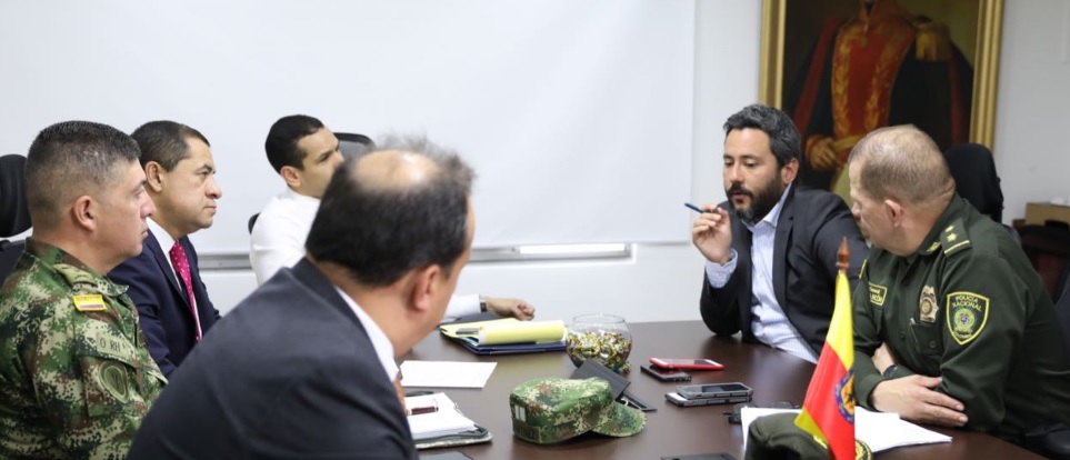 El Presidente del Concejo de Bogotá, Daniel Palacios, anunció, tras una comisión accidental, donde participó el Secretario de Seguridad, Jairo García y los comandantes de las fuerzas militares y de policía, su total respaldo a la iniciativa que se radicará ante el Congreso de la República para penalizar el porte de armas blancas y combatir la reincidencia.