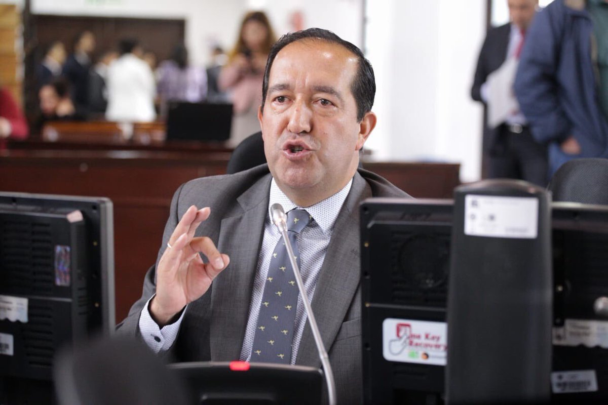 Así lo sostuvo el concejal de Bogotá, Emel Rojas Castillo, quien en dialogo con Ecos fue contundente en señalar que no votará en el Cabildo Distrital el proyecto de la Secretaria de la Movilidad y que pretende imponerle impuesto a los parqueaderos con el argumento de que los recursos que ingresen, sirvan para aliviar la crisis fiscal del Sistema Integrado de Transporte Público-SITP, de Bogotá.