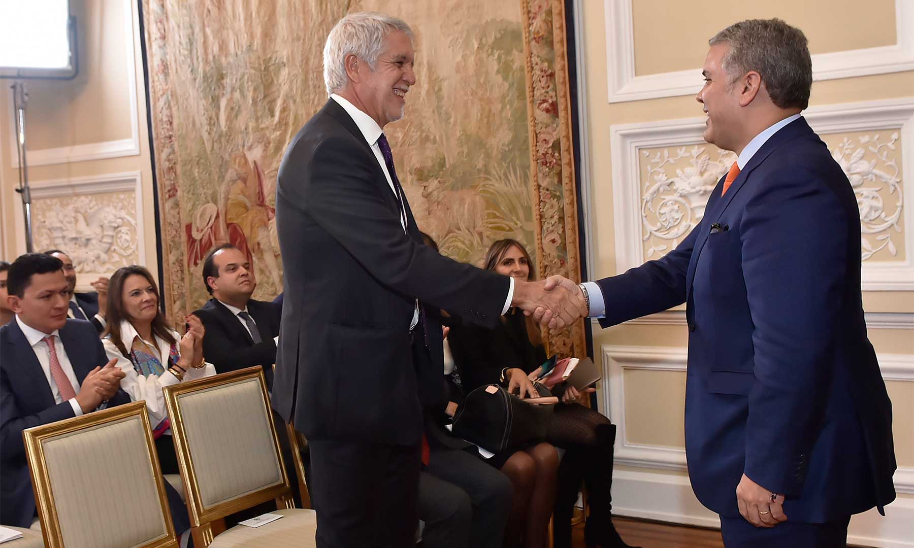 Ivan Duque y Enrique Peñalosa en la firma del acuerdo para nueva troncal de TM