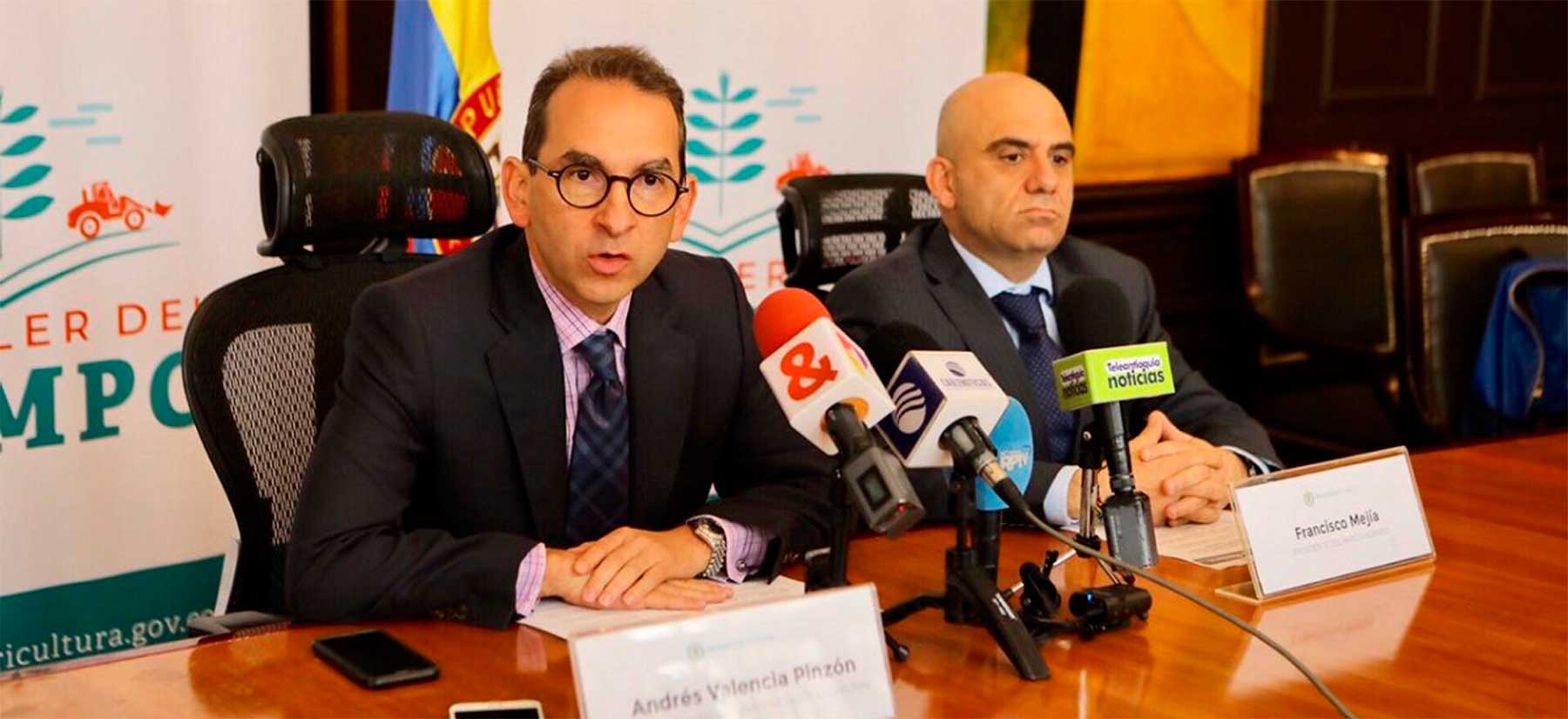 La nueva línea de crédito se denomina ‘Grano a Grano’. Así lo anunció el Gobierno Nacional a través del Ministro de Agricultura, Andrés Valencia Pinzón y el  Presidente del Banco Agrario,  Francisco Mejía Sendoya, quienes señalaron que la medida obedece al compromiso del presidente de la República Iván Duque Márquez, con más de 550 mil familias caficulturas del país.