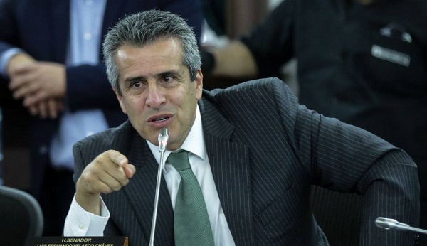 “Para salvar las empresas y el empleo, me la jugaría con subsidios directos a los pequeños y medianos empresarios, a las microempresas y los trabajadores informales, a profesionales independientes. Esa debe ser la estrategia a cambio de créditos que en última va a beneficiar al sistema financiero”, sostiene el senador Luis Fernando Velasco. 