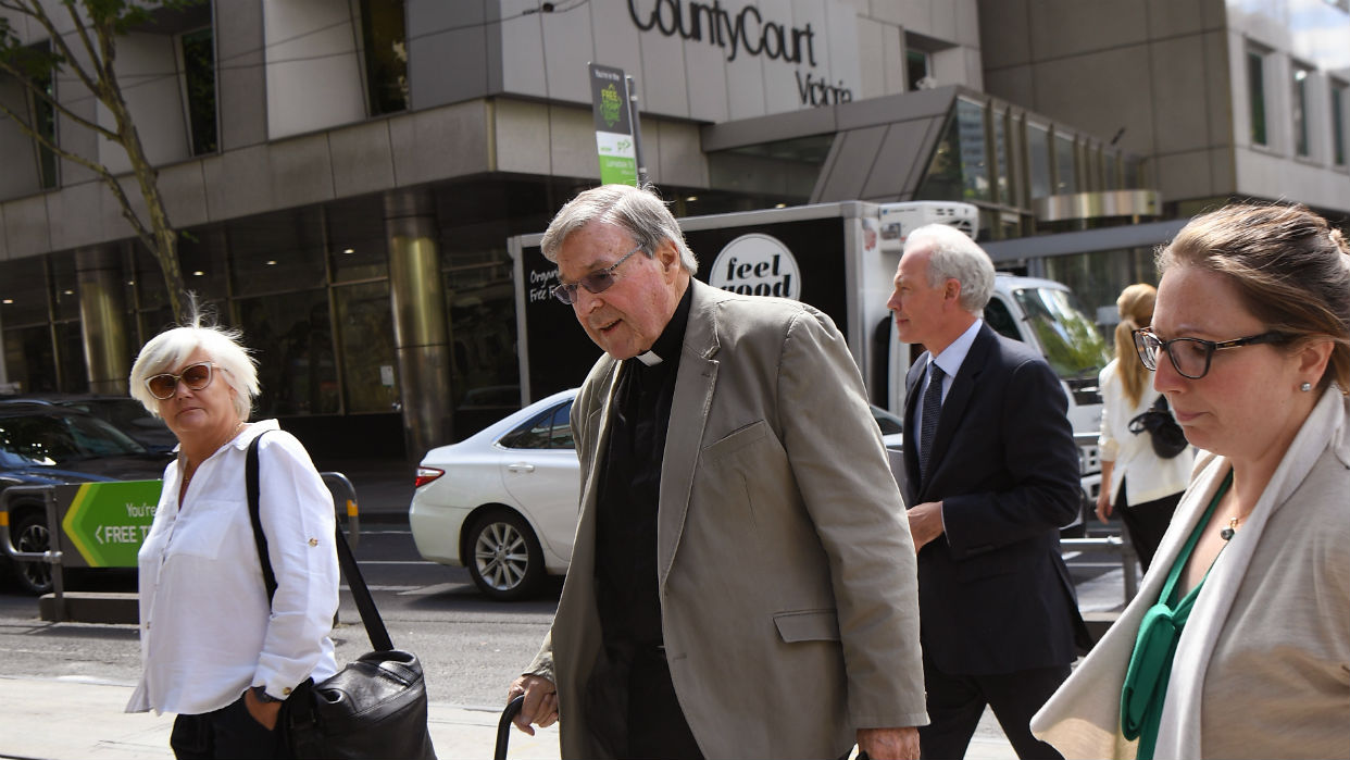 El cardenal australiano George Pell, número tres del Vaticano, fue declarado culpable de abusos sexuales a dos menores. Anunció la corte de Melbourne, convirtiéndose así en el más alto responsable de la Iglesia Católica condenado en un caso de pederastia.