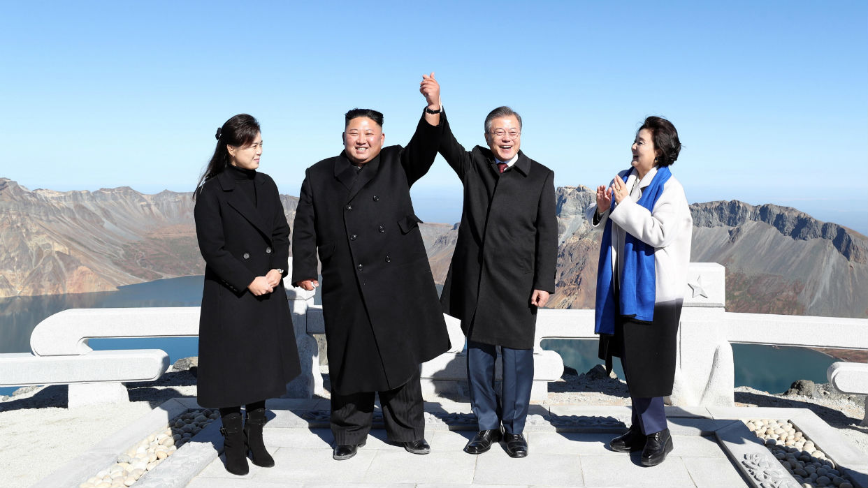 Para ambos líderes coreanos era importante estrechar lazos: para Kim, para que su país pueda aprovechar el poder económico del Sur, y para Moon, para alejar de la península el conflicto intercoreano. 