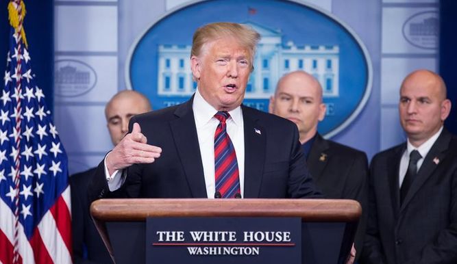 El presidente de Estados Unidos, Donald Trump, advirtió a Irán que "está jugando con fuego" al haber superado el límite de uranio enriquecido y que se fijó en el acuerdo nuclear suscrito en 2015.