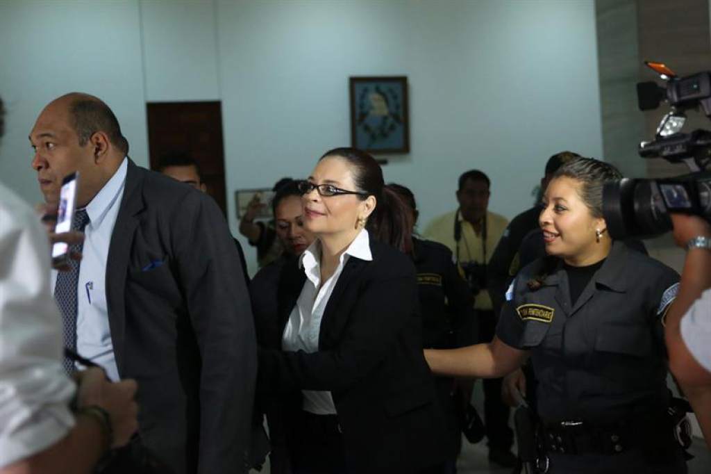 Un Tribunal de Guatemala impuso una pena de 15 años y 6 meses de cárcel para la ex Vicepresidenta Roxana Baldett,  por integrar y liderar una organización criminal que defraudó al Estado con la compra de un producto para limpiar el Lago Amatitlán, que resultó ser agua con sal y cloro.