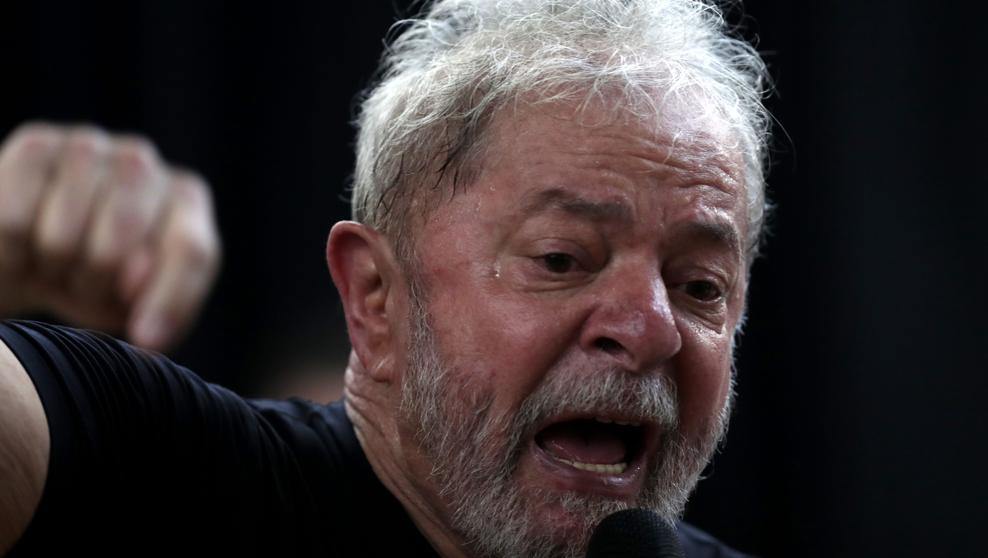 Luiz Inácio Lula da Silva ha pasado en menos de una década de ser el presidente más popular de la historia de Brasil a ser condenado por corrupción y a dormir en una celda, desde la que ha visto como era vetado de volver a luchar por el poder.